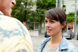 Julika (Lucie Heinz) f&uuml;hlt sich gleicherma&szlig;en verzaubert und verunsichert.