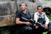 Gerade als Steve (Alex O'Loughlin, l.) seinen Erzfeind Wo Fat (Mark Dacascos, r.) bei einem &Uuml;berraschungsangriff dingfest machen will, stellt er fest, dass die japanische Yakuza ihnen dicht auf den Fersen ist und beide tot sehen will ...