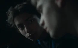 Neuling Sascha (Liel Malka) soll von Jurek (Florian Gei&szlig;elmann) lernen.