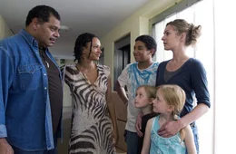 Beim Einzug in eine Sozialwohnung in einer Plattenbausiedlung lernen Marie (Lisa Martinek, r.), Steven (Diego Alvarez, 3.v.l.), Carlotta und Tanja (Paula und Maja R&uuml;ckert, 2. und 3.v.r.) gleich ihre Nachbarn Mammut (G&uuml;nther Kaufmann, l.) und Rana (Sarah Masuch, 2.v.l.) kennen.