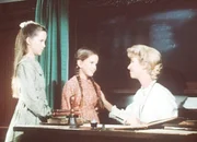 Mit der Hilfe ihrer Lehrerin Miss Beadle (Charlotte Stewart, l.) macht Laura (Melissa Gilbert, r.) gro&szlig;e Fortschritte im Unterricht.