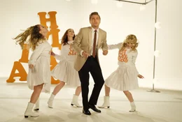 Um nicht ganz den Anschluss zu verlieren, muss sich Rick Dalton (Leonardo DiCaprio) auch schon mal in einem Musical beweisen.