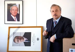 Beim Regierungsumzug von Bonn nach Berlin verwandelt sich der Klavierstimmer J&uuml;rgen Stoll in den Ministerialrat Dr. Oktavio Gr&ouml;bius (Wolfgang Stumph), um seine deutsch- deutsche Biographie zu Ende zu schreiben.