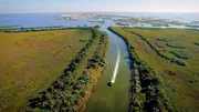 Roy Lambert mit dem Schnellboot auf dem Mississippi Delta.