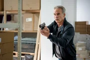 Jan Maybach (Marco Girnth) steht mit gezogener Waffe in einem Lagerraum &ndash; er glaubt weiterhin an Rico Sch&auml;fers Unschuld.