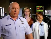 Als gesundheitliche Risiken das Team zu gef&auml;hrden drohen, befiehlt General Hammond (Don S. Davis) auf Anraten von Dr. Frasier (Teryl Rothery, re.) die Versuche mit den Armb&auml;ndern einzustellen. Leichter gesagt als getan...! (Foto Mitte: Vanessa Angel)