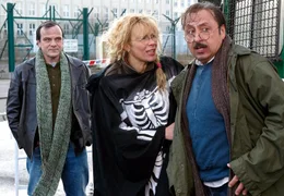 Bei einer Friedensdemo nimmt Oktavio (Wolfgang Stumph) mit der ahnungslosen Jutta (Katja Riemann) Kontakt auf. Ihr "Schatten" Reinhold (Bernhard Sch&uuml;tz, links) l&auml;sst sie nicht aus den Augen.
