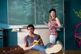 L-R: Zeki (Elyas M'Barek) und Chantal (Jella Haase)