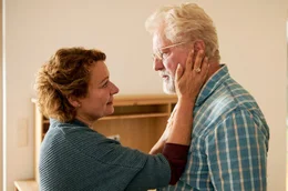 Christa (Lilly Forg&aacute;ch) tr&ouml;stet ihren Mann Georg (Miroslav Nemec).