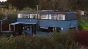 Die ausgebauten Doppeldeckerbusse chauffierten einst Fahrg&auml;ste in Newcastle und Edinburgh.