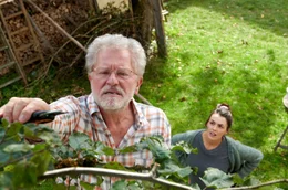 Georg (Miroslav Nemec) und seine Schwiegertochter Julika (Lucie Heinze) leben T&uuml;r an T&uuml;r