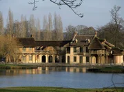 "Hameau de la Reine": Im Park von Versailles l&auml;sst Marie Antoinette den Weiler der K&ouml;nigin errichten.