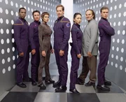 v.l.n.r.: Ensign Travis Mayweather (Anthony Montgomery), Commander Charles 'Trip' Tucker III (Connor Trinneer),  Sub-Commander T'Pol (Jolene Blalock), Captain Jonathan Archer (Scott Bakula,m.), Ensign Hoshi Sato (Linda Park), Dr. Phlox (John Billingsley), Lieutenant Malcolm Reed (Dominic Keating).