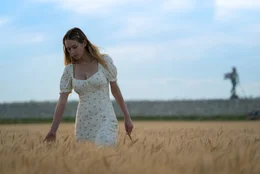Dylan Penn stars as Jennifer Vogel in  FLAG DAY A Metro Goldwyn Mayer Pictures film Photo credit: Allen Fraser &copy; 2021 Metro-Goldwyn-Mayer Pictures Inc. All Rights Reserved.