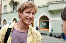 Konstantin (Golo Euler) ist ein Lebensk&uuml;nstler.