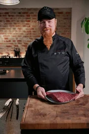 Lucki Maurer mit rohem Fleisch auf dem Teller.