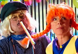 Oktavio (Wolfgang Stumph) und Jutta (Katja Riemann) bei einer Karnevalfeier mit konspirativem Hintergrund.  Standfoto (v.l.) J&uuml;rgen (Wolfgang Stumph) und Jutta (Katja Riemann)