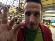 Willi schaut in der Autofabrik zu, wie aus vielen Teilen ein Laster entsteht.