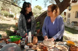 Sch&auml;tze der Natur auf Griechenlands Sonneninsel: Mariana Kavroulaki (r.) kocht unter Olivenb&auml;umen antike Rezepte nach.