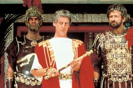 Der grimmige Pontius Pilatus (Michael Palin, Mi.), der Befehlshaber der Palastwache (John Cleese, li.) und der hohe Gast aus Rom (Terry Jones, re.) sind von Brians Eskapaden nicht sehr begeistert.