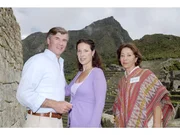 In Peru trifft Mara zuf&auml;llig ihr ehemaliges Kinderm&auml;dchen Consuela wieder (v. li. n. re. Daniel Morgenroth, Clelia Sarto, Monica Bielenstein)