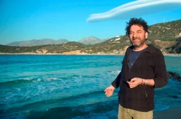 Der Maler Angelos Spartalis am Strand von Vathi.