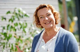 Der Neue ihrer Schwiegertochter? Christa (Lilly Forg&aacute;ch) lernt Konstantin kennen.