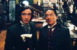 Der exzentrische Londoner Erfinder Phileas Fogg (Steve Coogan, li.) geht die brisante Wette ein, in 80 Tagen die Welt umrunden zu k&ouml;nnen. Als Begleiter bietet sich ihm gerne der Butler Passepartout (Jackie Chan) an. Der hat nach dem Raub einer wertvollen Figur aus der Bank von England die gesamte Gendarmerie auf dem Hals.