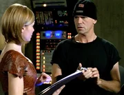 O'Neill (Richard Dean Anderson) kann kaum glauben, wieviel Kraft er hat, seit er das Armband tr&auml;gt. Die Tok'Ra-Wissenschaftlerin Anise (Vanessa Angel) ist ebenfalls begeistert.