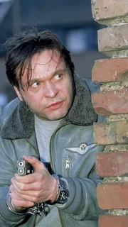 Nach der Abfuhr seiner Ex-Freundin Lisa dreht der entflohene Geistelgangster Fromm (Jockel Tschiersch) durch...