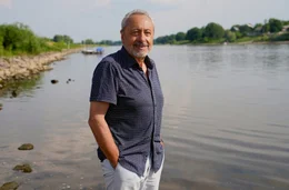 Das Leben von Wolfgang Stumph ist und bleibt seit Jahrzehnten rastlos und voller Arbeitswut. Im Portr&auml;t radelt der Kabarettist und Schauspieler durch sein geliebtes Dresden und in Berlin zu wichtigen Orten seines k&uuml;nstlerischen Schaffens wie Semperoper, Frauenkirche, Reichstag oder entlang des Elbufers. Mit all diesen Orten verkn&uuml;pfen sich k&uuml;nstlerische Projekte, die bei Wolfgang Stumph immer einen biografischen, recht privaten Bezug haben.&nbsp; Eine ostdeutsche Lebensgeschichte, die vom Kampf bestimmt ist: vom Fl&uuml;chtlingskind zum Volksschauspieler. Zeitlebens ein Einzelk&auml;mpfer um Anerkennung, Liebe und die Verwirklichung seines Traums: einem gleichberechtigten Miteinander von Ost und West in einem gemeinsamen Land.