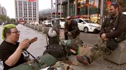 Die Punker-Clique will mit dem Zug nach Österreich reisen Die Punker-Clique will mit dem Zug nach Österreich reisen