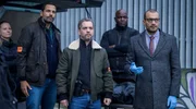 Karadec (Mehdi Nebbou), Gilles (Bruno Sanches) und Dr. Benzaoui (Mohamed Makhtoumi) beobachten entsetzt Morgane (Audrey Fleurot) mit L&eacute;o am Tatort.