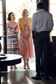 Wenn Lemon (Jaime King, M.) und Annabeth (Kaitlyn Black, l.) vor seiner T&uuml;r stehen, bleibt Lavon (Cress Williams, r.) gar nichts anderes &uuml;brig, als sich f&uuml;r ihr Schildkr&ouml;tenrennen zu engagieren. Auch wenn er dadurch ein spannendes Duell bei Wade verpasst ...