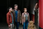 Von links: Fergus (Rohan Nedd), Harry Benedict (Lochlann &Oacute; Mear&aacute;in) und Harry Wild (Jane Seymour): Sie nehmen Duncans Reiterhof unter die Lupe.