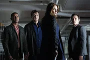 Eigentlich wollte Castle (Nathan Fillion, 2.v.l.) Beckett (Stana Katic, 2.v.r.) nicht erz&auml;hlen, dass Kevin Ryan (Seamus Dever, r.) und Javier Esposito (Jon Huertas, l.) hinter Maddox - dem Mann, der f&uuml;r den Tod von Becketts Mutter verantwortlich ist - her sind ...