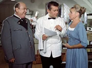 ARD IM SINGENDEN R&Ouml;SSEL AM K&Ouml;NIGSSEE, &Ouml;sterreich 1963, Regie Franz Antel, am Freitag (16.03.12) um 10:35 Uhr im Ersten. "Im singenden R&ouml;ssl am K&ouml;nigssee" ist ein mit Schlagern angereicherter Verwechslungsschwank vom Regie-Routinier Franz Antel. Von links nach rechts:  Onkel Simon (Oskar Sima), Fran (Peter Weck) und Cordula (Waltraut Haas).