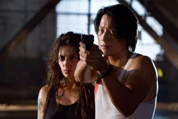 Rechnet mit Lisas (Sarah Shahi, l.) Entf&uuml;hrern ab: Taylor Kwon (Sung Kang, r.) ...