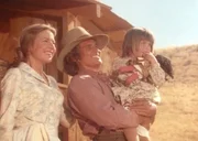 Caroline (Karen Grassle, l.), Charles (Michael Landon, M.) und Carrie w&uuml;nschen Mary und Laura viel Gl&uuml;ck an ihrem ersten Schultag.
