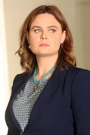 Brennan (Emily Deschanel) ermittelt im Mordfall an einem Nachhilfelehrer, der brutal zugerichtet wurde. Einige seiner Schüler sieht sie sich genauer an, um den Kreis der Verdächtigen zu begrenzen. Brennan (Emily Deschanel) ermittelt im Mordfall an einem Nachhilfelehrer, der brutal zugerichtet wurde. Einige seiner Schüler sieht sie sich genauer an, um den Kreis der Verdächtigen zu begrenzen.