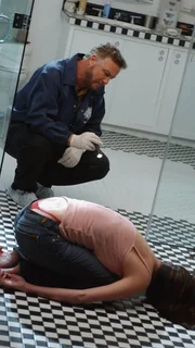 Gil Grissom (William Petersen) untersucht den Mord an der Krankenschwester Debbie Marlin (Erinn Hayes), die mit durchgeschnittener Kehle in ihrer Wohnung aufgefunden wurde.