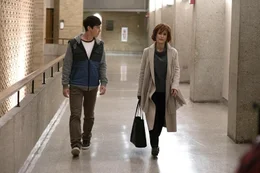 Derek (Alex Sharp, l.); Professor Hendricks (Gillian Anderson, r.)