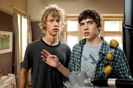 Die Cousins Jake (Austin Butler, l.) und Tom (Carter Jenkins, r.) entwickeln ausgekl&uuml;gelte Waffen, um die Au&szlig;erirdischen, die in das Ferienhaus eingedrungen sind, zu bek&auml;mpfen.
