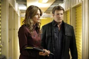 Beckett (Stana Katic, l.) und Castle (Nathan Fillion, r.) ermitteln in einem neuen Fall ...