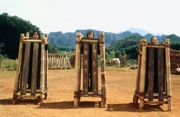V.l.: Passepartout (Jackie Chan, l.), Phileas Fogg (Steve Coogan) und Monique (C&eacute;cile de France) befinden sich mal wieder in Schwierigkeiten. In China werden sie von gef&auml;hrlichen Schergen gefangen genommen.