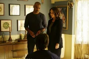 Das Team untersucht einen Fall, bei dem mehrere erfrorene Leichen in den Gewässern Nebraskas entdeckt wurden. Derek (Shemar Moore, l.) und Kate (Jennifer Love Hewitt, r.) beginnen mit den Ermittlungen und stoßen auf Tom Fallon (Max Potesky, M.). Das Team untersucht einen Fall, bei dem mehrere erfrorene Leichen in den Gewässern Nebraskas entdeckt wurden. Derek (Shemar Moore, l.) und Kate (Jennifer Love Hewitt, r.) beginnen mit den Ermittlungen und stoßen auf Tom Fallon (Max Potesky, M.).