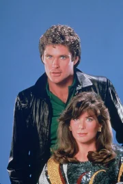 Bei seinen Eins&auml;tzen wird Michael Knight (David Hasselhoff, l.) von Dr. Bonnie Barstow (Patricia McPherson, r.) unterst&uuml;tzt.