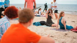 Alfons und seine Freund*innen Benni, Emilia und Leonie sitzen am R&uuml;gener Strand.