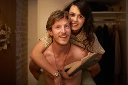 Mit Konstantin (Golo Euler) sp&uuml;rt Julika (Lucie Heinze) eine langvermisste Leichtigkeit.