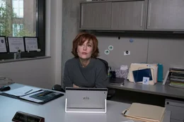 Professor Hendricks (Gillian Anderson)